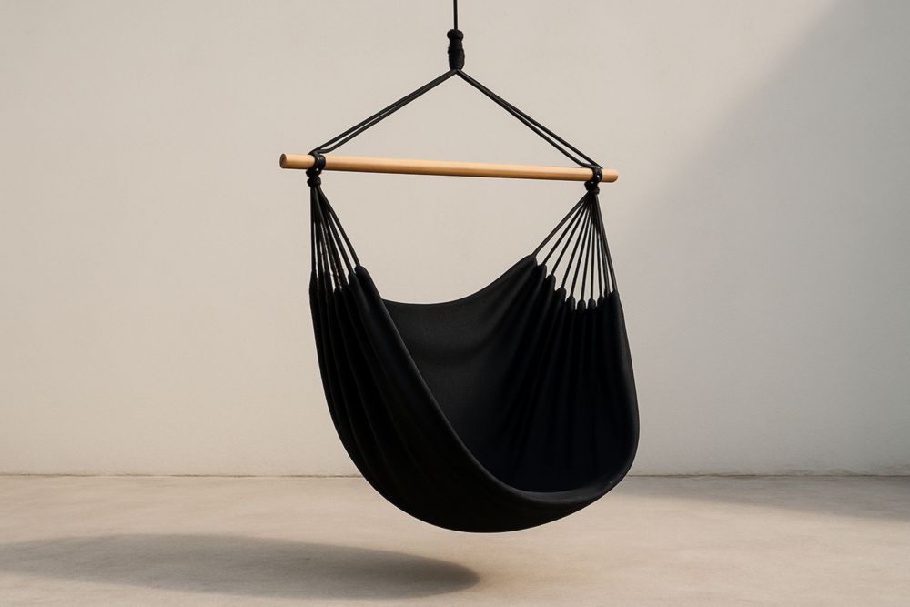 Chaise Suspendue en Tissu Noir avec Support en Bois